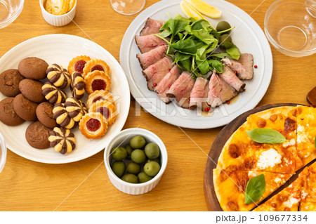 テーブルに並んだパーティメニュー 109677334