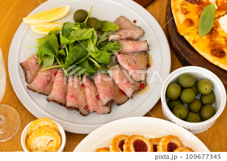 テーブルに並んだパーティメニュー 109677345