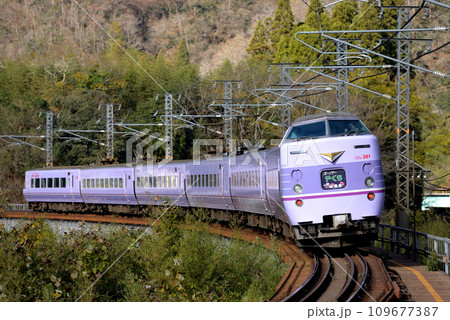 伯備線を走る381系L特急やくも5号 伯備線を走る381系L特急やくも5号 109677387