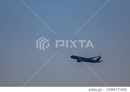 羽田空港を離陸した旅客機・日本航空・エアバス・A350 109677480