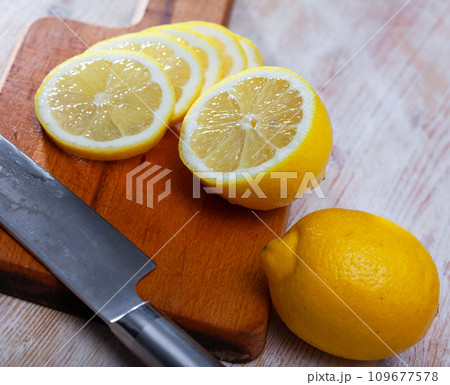 Sliced lemon on wooden table 109677578