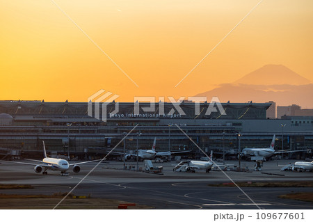 羽田空港の風景・牽引される飛行機・航空機・全日空ボーイング787 109677601
