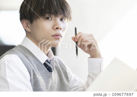 勉強する高校生 勉強する高校生 109677697