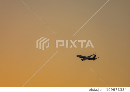 羽田空港を離陸する飛行機・航空機・全日空ボーイング737 109678384