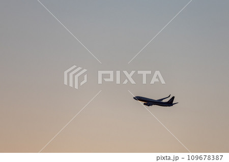羽田空港を離陸する飛行機・航空機・全日空ボーイング737 羽田空港を離陸する飛行機・航空機・全日空ボーイング737 109678387
