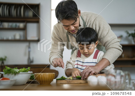 料理をする親子 父親と7歳の男の子 料理をする親子 父親と7歳の男の子 109678548