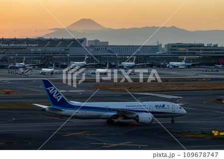 羽田空港の風景・タキシングする飛行機・旅客機・全日空ボーイング787 109678747