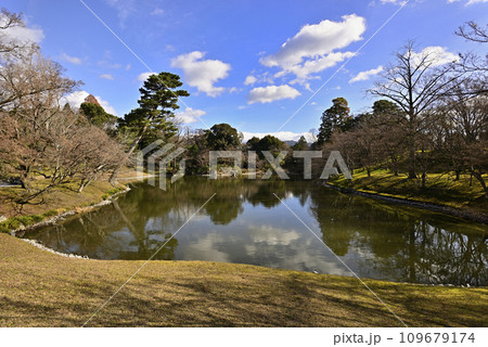京都仙洞御所 北池 女院御所の池 冬を迎える景観 京都仙洞御所 北池 女院御所の池 冬を迎える景観 109679174