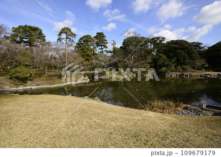 京都仙洞御所　北池　女院御所の池　冬を迎える景観 109679179