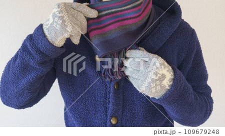 マフラーを巻く男性 109679248