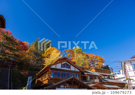 草津温泉の秋　光泉寺の紅葉　御座之湯 109679273