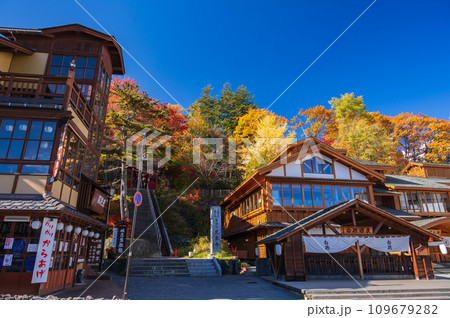 草津温泉の秋　光泉寺の紅葉　御座之湯 109679282