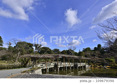 京都仙洞御所 南池 八ッ橋 冬枯れの光景 京都仙洞御所 南池 八ッ橋 冬枯れの光景 109679398