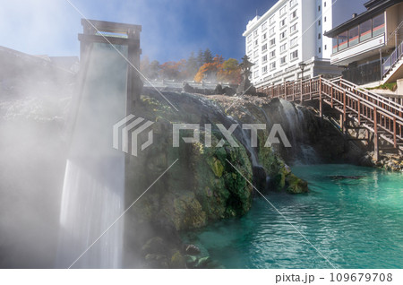 草津湯畑　湯滝　源泉の流れ 109679708