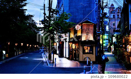 青色の京都の黄昏 109680022