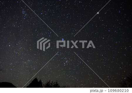 日本の冬の満天の星空 山間から見た風景 日本の冬の満天の星空 山間から見た風景 109680210