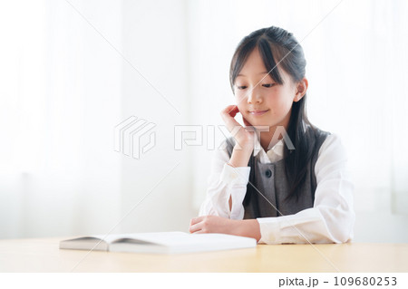 読書　女の子 109680253
