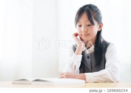 読書　女の子 109680254
