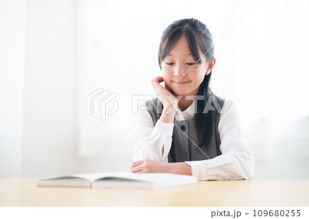 読書　女の子 109680255