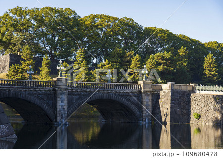 皇居前広場から見る正門石橋(二重橋) 皇居前広場から見る正門石橋(二重橋) 109680478