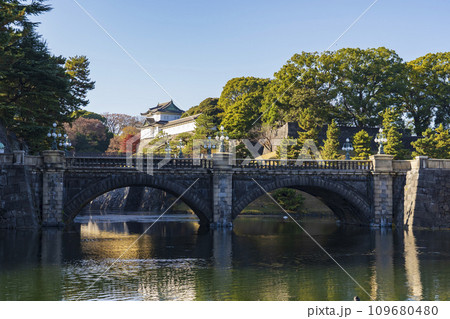 皇居前広場から見る正門石橋(二重橋) 皇居前広場から見る正門石橋(二重橋) 109680480
