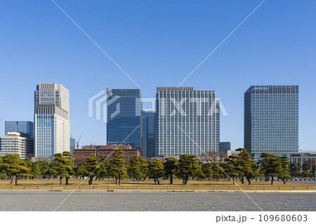 皇居前広場から見た大手町・丸の内のオフィスビル群 109680603