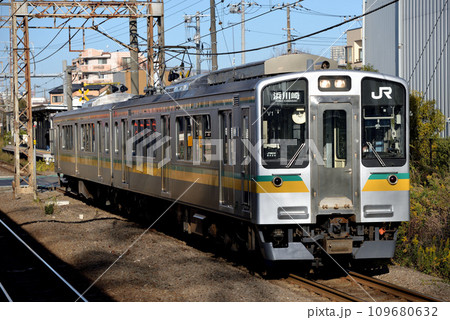 南武支線を走るE127系普通電車2両 109680632