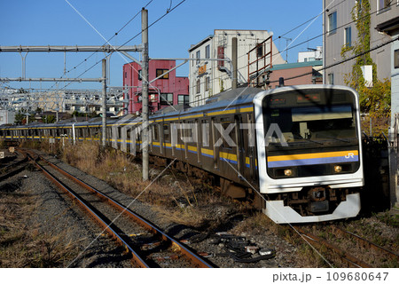 成田線を走る209系普通電車8両 109680647