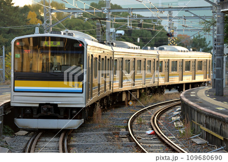 鶴見線205系1100番台普通電車3両の写真素材 [109680690] - PIXTA