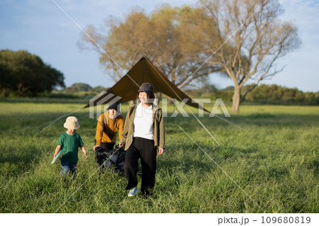 キャンプ・アウトドアカートを引く家族イメージ キャンプ・アウトドアカートを引く家族イメージ 109680819