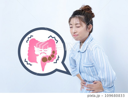便秘が辛いパジャマ姿の女性イメージ 便秘が辛いパジャマ姿の女性イメージ 109680833