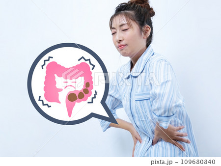 便秘が辛いパジャマ姿の女性イメージ 便秘が辛いパジャマ姿の女性イメージ 109680840