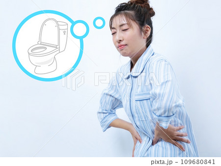 お腹が痛いパジャマ姿の女性イメージ 109680841