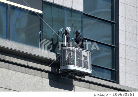ビルの窓ガラス清掃 ゴンドラで二人作業 ビルの窓ガラス清掃 ゴンドラで二人作業 109680861