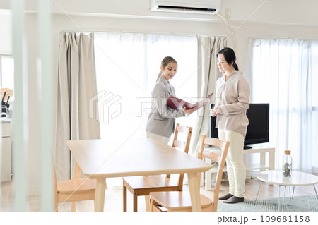 家具付き物件を案内する不動産営業 109681158