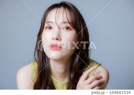 グリーンのワンピースの女性 グリーンのワンピースの女性 109681534