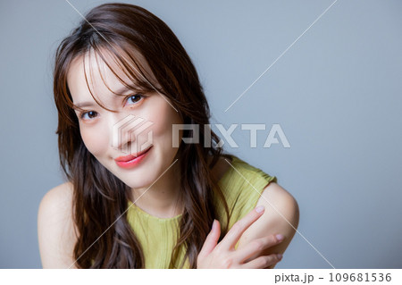グリーンのワンピースの女性　 109681536