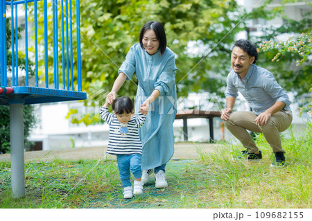 公園で遊ぶ親子 公園で遊ぶ親子 109682155