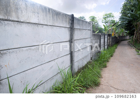 Concrete wall block with trees 109682163