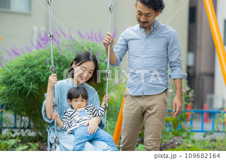 公園で遊ぶ親子 109682164