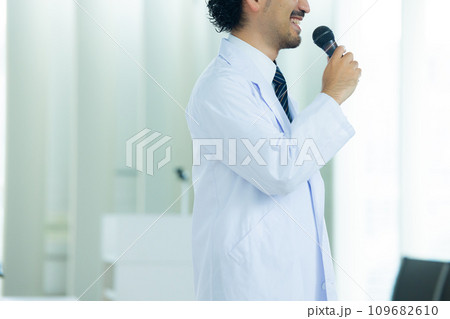 セミナーで登壇する白衣の男性 109682610