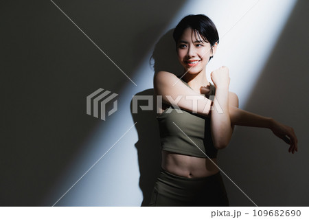 トレーニングウェアを着た女性 トレーニングウェアを着た女性 109682690