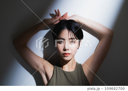 トレーニングウェアを着た女性　　 109682700