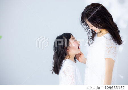 母親に抱きつく女の子　 109683182