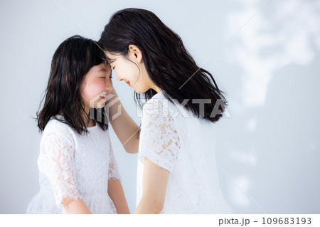 母親に抱きつく女の子　 109683193