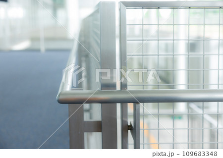 施設に設置された手すり 109683348