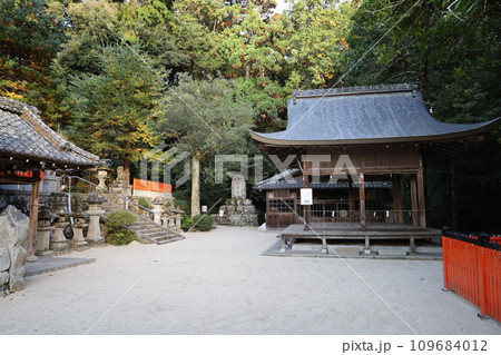 日本の神社:京都市にある鷺森神社境内の拝殿風景 日本の神社:京都市にある鷺森神社境内の拝殿風景 109684012
