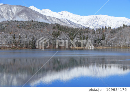 初冬の青木湖と白馬三山 初冬の青木湖と白馬三山 109684176