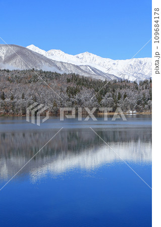初冬の青木湖と白馬三山 109684178