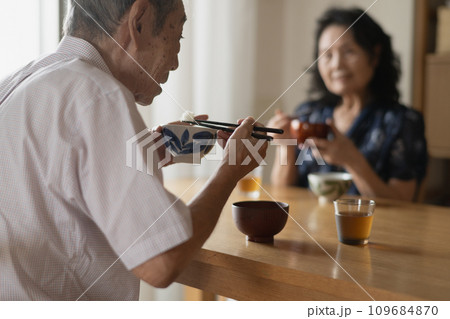 食事をするシニア夫婦・老後の食卓イメージ 109684870